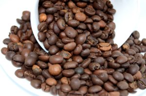 friskristede-kaffebønner-klar-til-at-brygge-kaffe