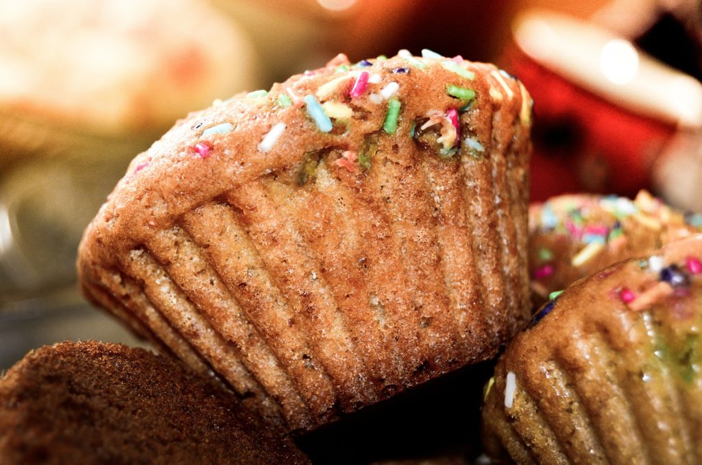 cupcakes-bagt-med-krymmel-og-uden-frosting-saa-de-ligner-muffins